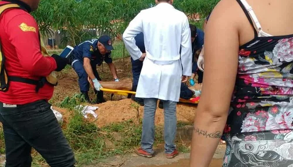 Dupla em motocicleta persegue amigos e atira contra jovem de 21 anos
