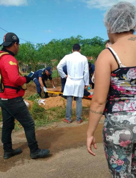 Dupla em motocicleta persegue amigos e atira contra jovem de 21 anos