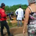 Dupla em motocicleta persegue amigos e atira contra jovem de 21 anos
