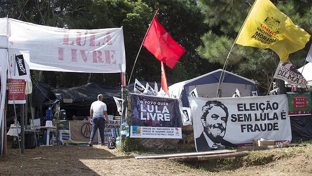 Após ataque a tiros e protesto, Prefeitura de Curitiba volta a pedir transferência de Lula