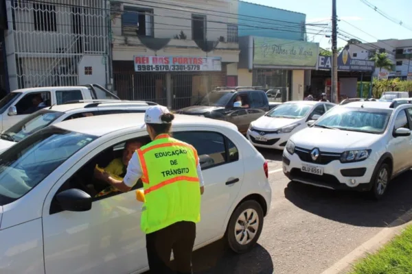 Detran/AC realiza blitz educativa em cruzamento de Rio Branco