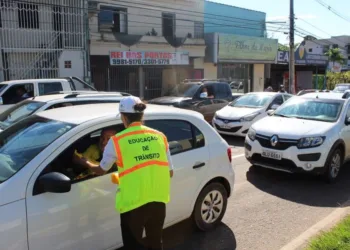 Detran/AC realiza blitz educativa em cruzamento de Rio Branco