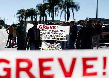 Greve dos caminhoneiros chega com protesto no Acre, causa pânico entre motoristas que lotam os postos de combustíveis