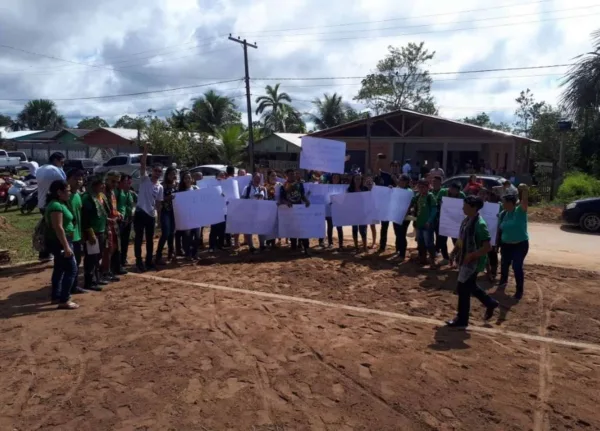 Visita de Ministro da Educação a Cruzeiro do Sul é marcada por protestos