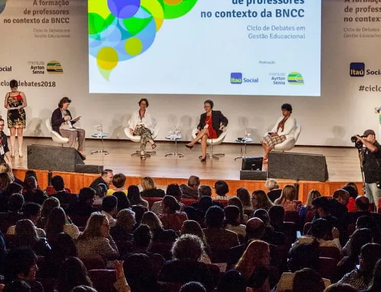 Itaú Social e Instituto Ayrton Senna promovem debate sobre a formação de professores no contexto da BNCC