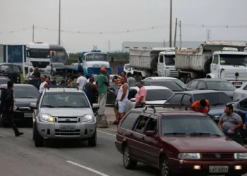 Caminhoneiros protestam contra elevação no preço do diesel na rodovia BR-040, em Duque de Caxias.