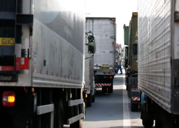 Paralisação dos caminhoneiros na Rodovia Presidente Dutra, no Rio de Janeiro.