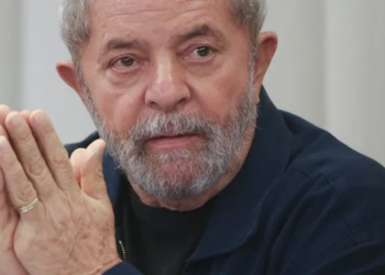 Juiz retira benefícios do ex-presidente Lula, preso em Curitiba