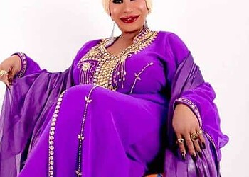 Travesti acreana que mora na Itália vira sensação na internet