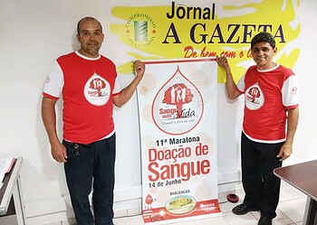 Embaixada mundial dos ativistas pela paz realiza ação para incentivar doação de sangue 2 O coordenador regional da EMAP Acre, João Patrício Almeida, e o voluntário Jorge Cabral mostram banner da ação FOTO BRUNA LOPES A GAZETA
