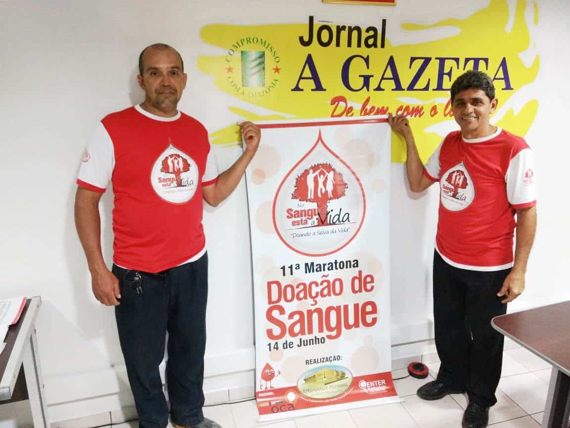 O coordenador regional da EMAP Acre, João Patrício Almeida, e o voluntário Jorge Cabral mostram banner da ação FOTO BRUNA LOPES A GAZETA