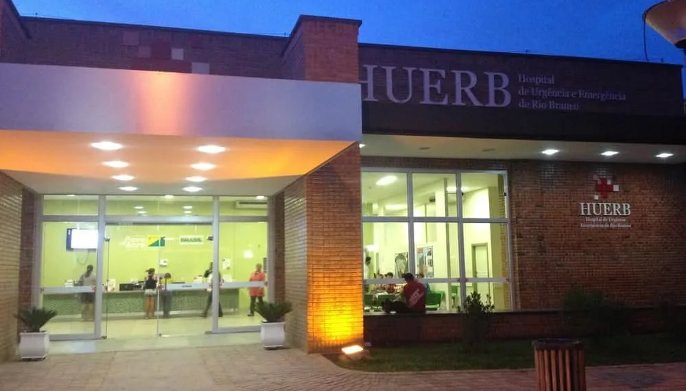 Preso pede para ir ao banheiro durante atendimento médico, se livra de algemas e foge de hospital