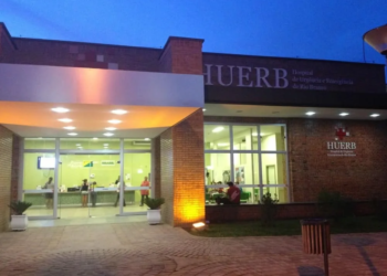 Preso pede para ir ao banheiro durante atendimento médico, se livra de algemas e foge de hospital