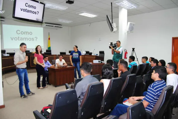 Jovens Parlamentares voltam ao TRE para debater a importância do voto