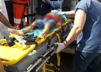 Criança de 4 anos é atingida com tiro dentro de casa
