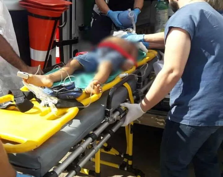 Criança de 4 anos é atingida com tiro dentro de casa