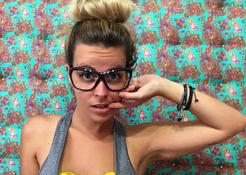 Humorista Marcela Tavares apresenta “Danos Morais” em Rio Branco