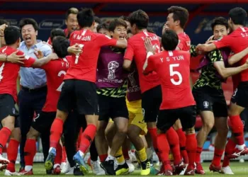 Kazan (Russian Federation), 27/06/2018.- Players of South Korea celebrate the opening goal during the FIFA World Cup 2018 group F preliminary round soccer match between South Korea and Germany in Kazan, Russia, 27 June 2018. (RESTRICTIONS APPLY: Editorial Use Only, not used in association with any commercial entity - Images must not be used in any form of alert service or push service of any kind including via mobile alert services, downloads to mobile devices or MMS messaging - Images must appear as still images and must not emulate match action video footage - No alteration is made to, and no text or image is superimposed over, any published image which: (a) intentionally obscures or removes a sponsor identification image; or (b) adds or overlays the commercial identification of any third party which is not officially associated with the FIFA World Cup) (Mundial de Fútbol, Abierto, Corea del Sur, Rusia, Alemania) EFE/EPA/ROBERT GHEMENT EDITORIAL USE ONLY