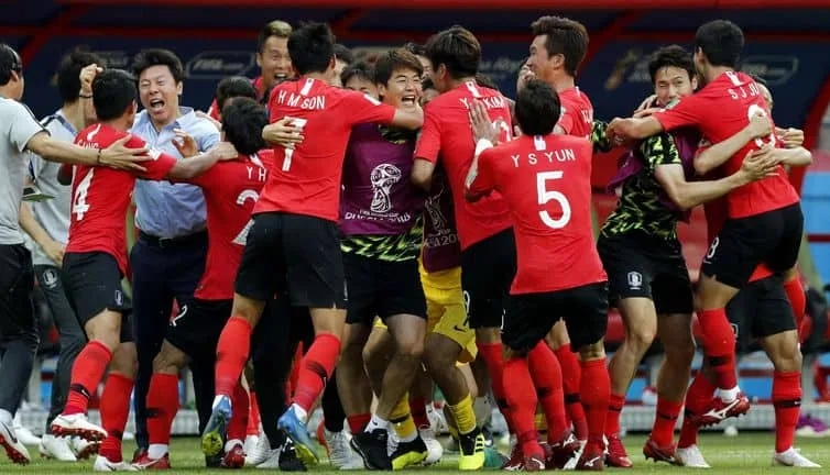 Kazan (Russian Federation), 27/06/2018.- Players of South Korea celebrate the opening goal during the FIFA World Cup 2018 group F preliminary round soccer match between South Korea and Germany in Kazan, Russia, 27 June 2018. (RESTRICTIONS APPLY: Editorial Use Only, not used in association with any commercial entity - Images must not be used in any form of alert service or push service of any kind including via mobile alert services, downloads to mobile devices or MMS messaging - Images must appear as still images and must not emulate match action video footage - No alteration is made to, and no text or image is superimposed over, any published image which: (a) intentionally obscures or removes a sponsor identification image; or (b) adds or overlays the commercial identification of any third party which is not officially associated with the FIFA World Cup) (Mundial de Fútbol, Abierto, Corea del Sur, Rusia, Alemania) EFE/EPA/ROBERT GHEMENT EDITORIAL USE ONLY