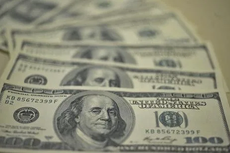 Bolsa cai 0,98%, e dólar tem alta de 0,77%