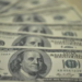 Semana começa com dólar em alta