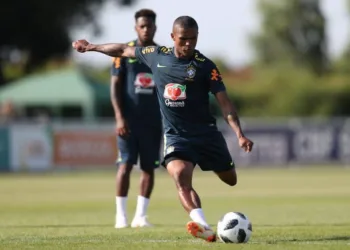 Lesão tira Douglas Costa do jogo do Brasil contra a Sérvia