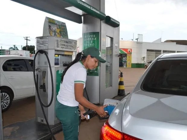 Petrobras reduz preço nas refinarias, mas reajuste não chega às bombas