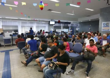 Brasilia - Com antecipação de saque do FGTS, agências da Caixa têm sábado movimentado (Valter Campanato/AgênciaBrasil)