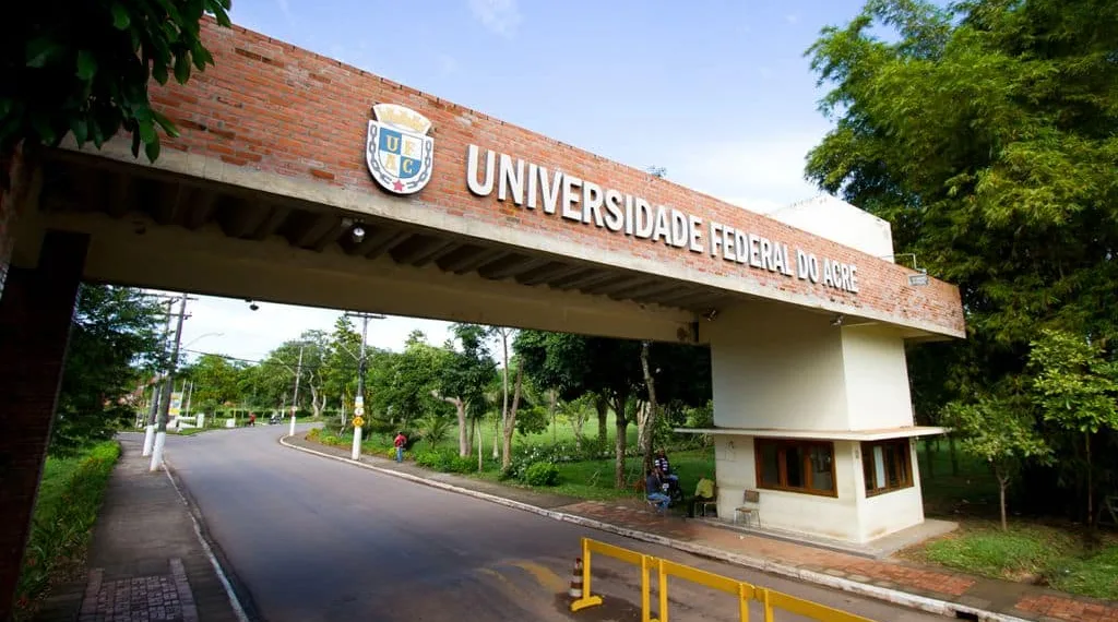 Polícia encerra inquérito sem indiciar suspeito de estuprar jovem em campus e envia processo à Justiça