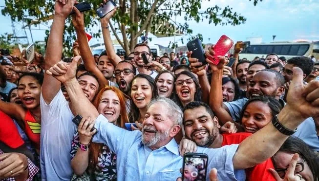 Em carta, Lula reafirma pré-candidatura à presidência e diz que criará o “Dia do Volto”