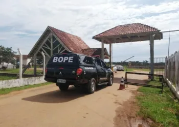 Detentos atiram pedras em câmeras de segurança e ferem agente durante princípio de motim em presídio