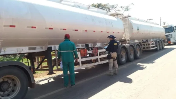 Motorista que levava quase 54 mil litros de combustível sem autorização é multado pela PRF