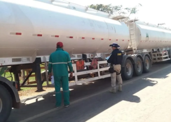 Motorista que levava quase 54 mil litros de combustível sem autorização é multado pela PRF