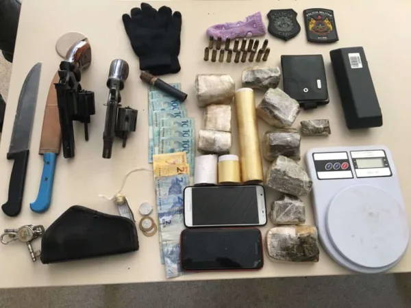Polícias prendem dupla em posse de armas de fogo e maconha em Feijó