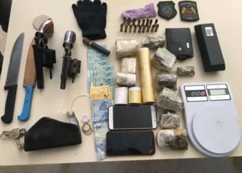 Polícias prendem dupla em posse de armas de fogo e maconha em Feijó