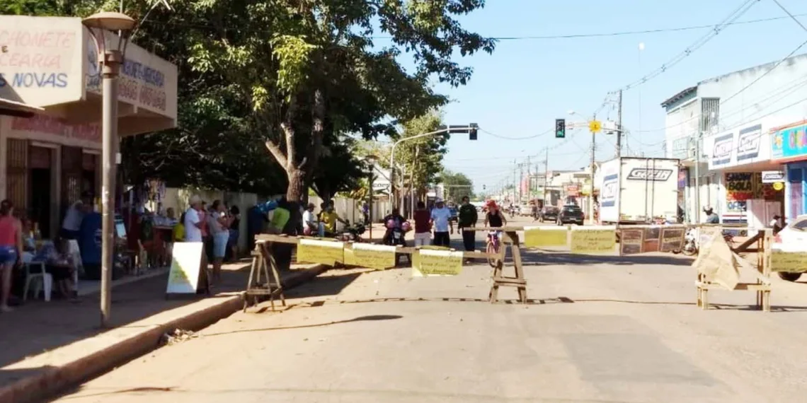 Moradores fecham Estrada da Sobral para pedir pavimentação e saneamento em Rio Branco (Foto Aline Nascimento G1 AC)