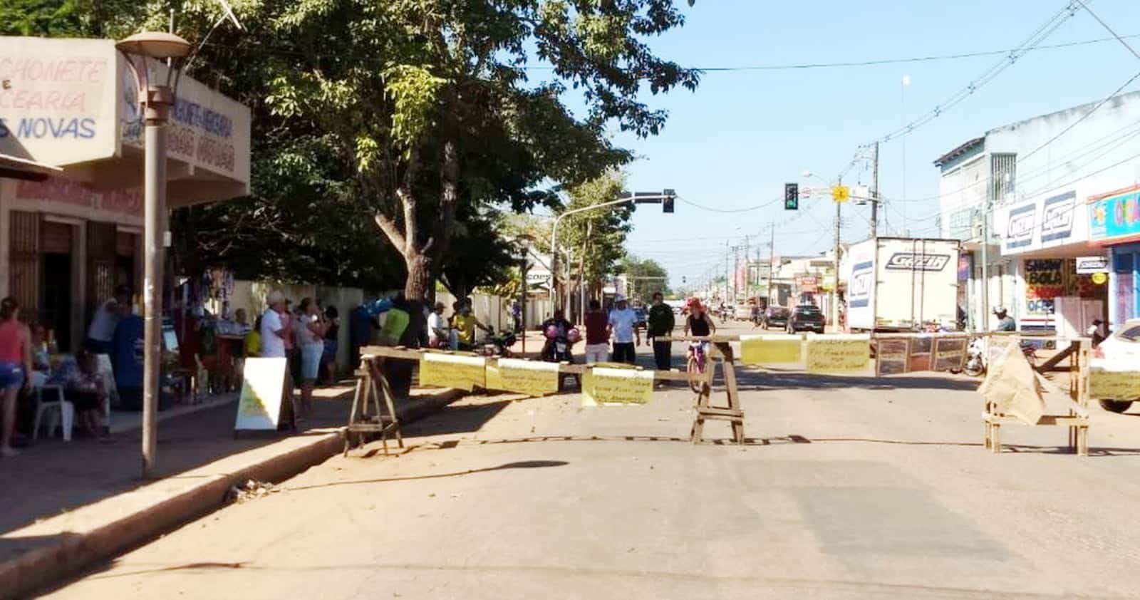Moradores fecham Estrada da Sobral para pedir pavimentação e saneamento em Rio Branco (Foto Aline Nascimento G1 AC)