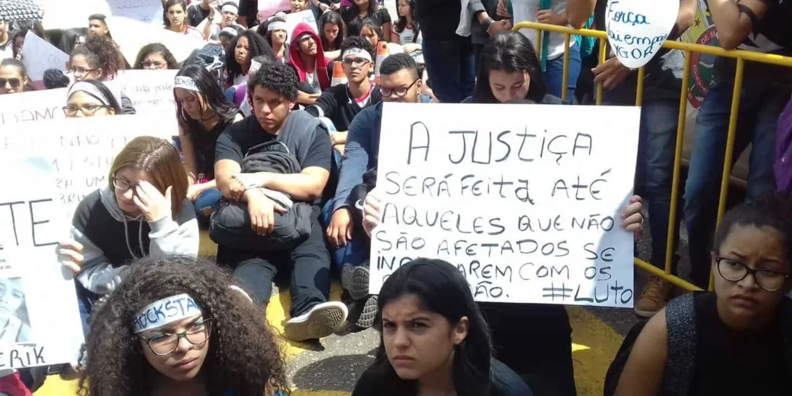 Amigos e familiares realizam ato contra violência após morte de estudante