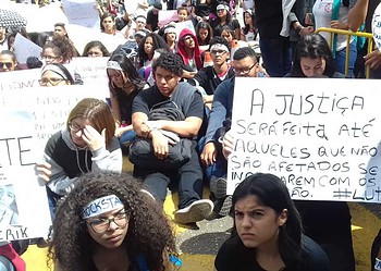 Amigos e familiares realizam ato contra violência após morte de estudante