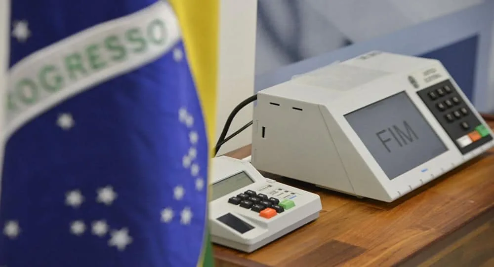 Pré-candidatos estão proibidos de apresentar programas de rádio e TV