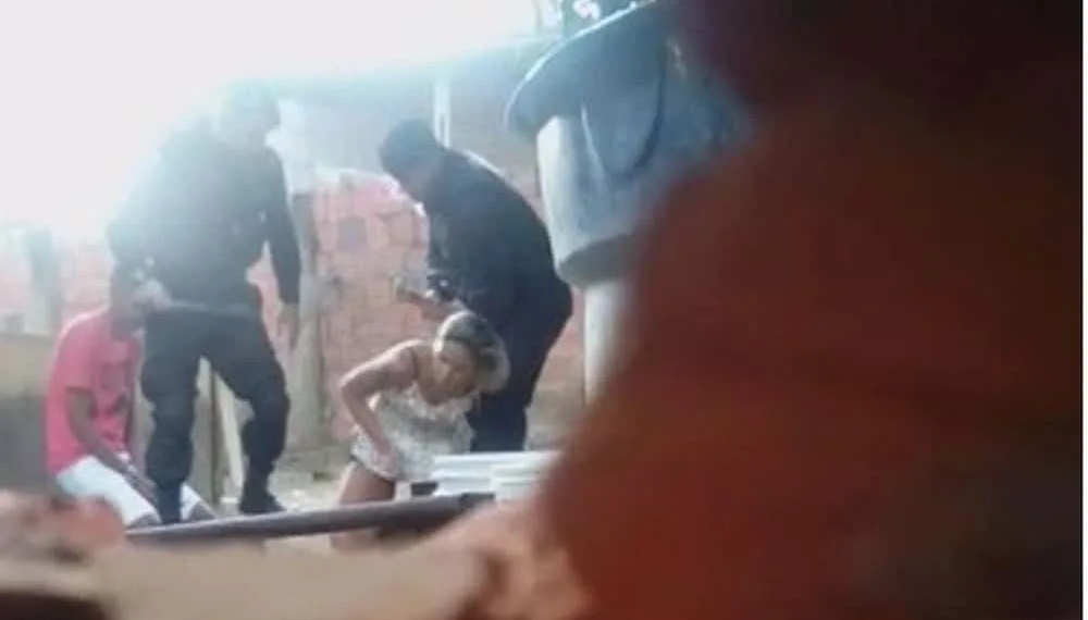 Policiais batem em casal com socos e pontapés (Foto/ Reprodução)