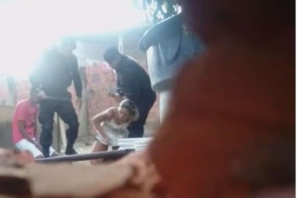 Policiais batem em casal com socos e pontapés (Foto/ Reprodução)
