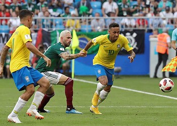 MUN53-170. SAMARA (RUSIA), 02/07/2018.- El defensa mexicano Miguel Layún (c) y el delantero brasileño Neymar (d) durante el partido Brasil-México, de octavos de final del Mundial de Fútbol de Rusia 2018, en el Samara Arena de Samara, Rusia, hoy 2 de julio de 2018. EFE/Sebastião Moreira [ATENCIÓN EDITORES: Sólo Uso editorial. Prohibido su uso en referencia con entidad comercial alguna. Prohibido su uso en alertas, descargas o mensajería multimedia en móviles. Las imágenes deberán aparecer como fotografías congeladas y no podrán emular la acción del juego mediante secuencias o fotomontajes. Ninguna imagen publicada podrá ser alterada, mediante texto o imagen superpuesta, en el caso de que (a) intencionalmente oculte o elimine el logotipo de un patrocinador o (b) añada y/o cubra la identificación comercial de terceras partes que no esté oficialmente asociada con la Copa Mundial de la FIFA.]