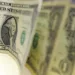 Dólar começa semana em alta de 0,33%, cotado a R$ 3,73