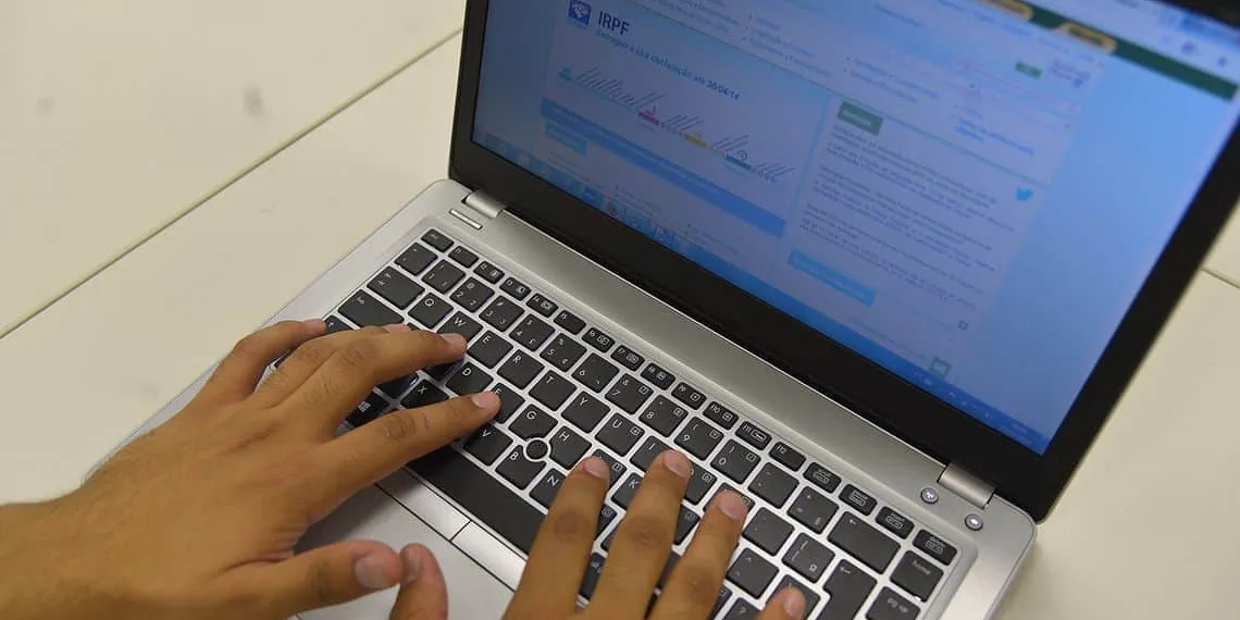 Mais de 3,3 milhões de contribuintes recebem hoje restituição do IR