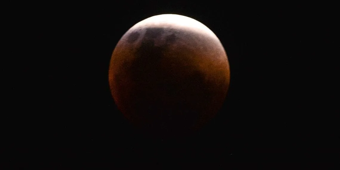 Brasília -Superlua e eclipse total ocorrem ao mesmo tempo, o  fenômeno conhecido como 'Lua de sangue', é observado na praça dos três poderes na capital federal (Marcello Casal Jr/Agência Brasil)