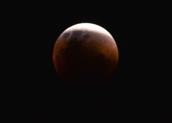 Brasília -Superlua e eclipse total ocorrem ao mesmo tempo, o  fenômeno conhecido como 'Lua de sangue', é observado na praça dos três poderes na capital federal (Marcello Casal Jr/Agência Brasil)