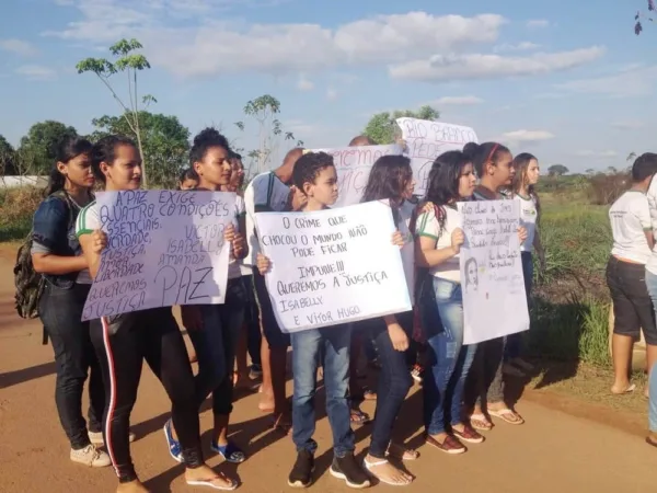 Alunos protestam e pedem justiça a jovens que morreram após sair da Expoacre