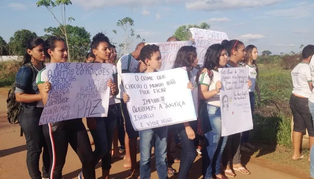 Alunos protestam e pedem justiça a jovens que morreram após sair da Expoacre