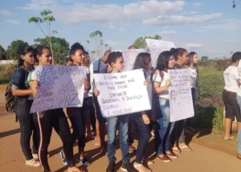 Alunos protestam e pedem justiça a jovens que morreram após sair da Expoacre